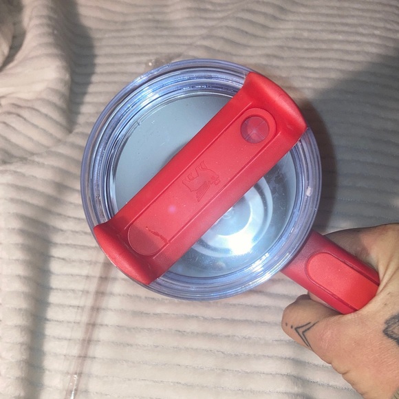 🌹🌹🌹Stanley Red and Gold Quencher Tumbler with straw ..NEW! ONE OF A KIND 40OZ - Picture 3 of 5